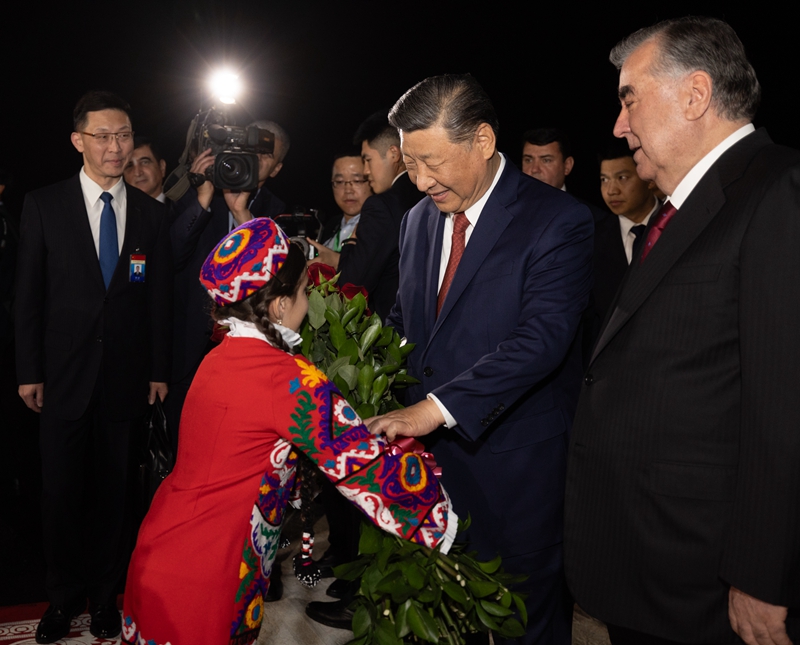 習(xí)近平抵達(dá)杜尚別開始對塔吉克斯坦進(jìn)行國事訪問「相關(guān)圖片」
